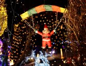 "سانتا كلوز" يغزو شوارع العالم استعدادا لاحتفالات الكريسماس 