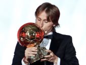 بإيموشن قلب وقبلة للجائزة.. لوكا مودريتش يحتفل بحصوله على الكرة الذهبية