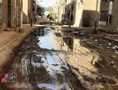 صور.. الصرف الصحى يغرق مساكن حى "حسام كيلانى" فى ديروط بأسيوط