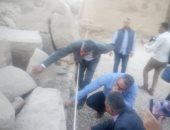 بدون معدات.. هكذا تقوم وزارة الآثار بترميم أضخم تمثال لرمسيس الثانى