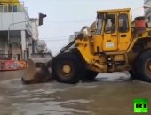 شاهد.. عمال يكافحون فيضانات بغداد بطريقة طريفة