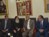 محافظ أسوان يزور أسقف مطرانية أسوان للاطمئنان على صحته
