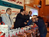 محافظ القليوبية يكرم 20 طالبا مخترعا بمعرض العلوم بهندسة بنها