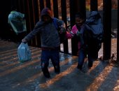 صور.. مهاجرون بالمكسيك يحاولون التغلب على الأمطار والعبور للولايات المتحدة