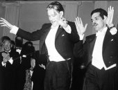 قصة صورة.. عمر الشريف و بيتر أوتول يرقصان فى افتتاح "لورانس العرب" 1962