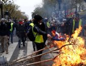 متظاهرو "السترات الصفراء" يحرقون علم فرنسا وسط العاصمة باريس.. صور