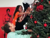 صور.. كيف تزين جنيفر لوبيز شجرة الكريسماس مع صديقها فى منزلها؟