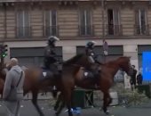 شاهد.. الشرطة الفرنسية تستخدم الكلاب والخيول لإخافة المتظاهرين