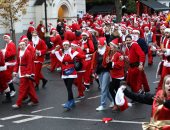 سكان نيويورك يتنكرون فى زى "بابا نويل" خلال مهرجان "سانتاكون"