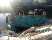 انقلاب مقطورة محملة بـ 20 طن فوسفات بترعة فى أسيوط