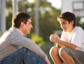 بنصائح بسيطة.. تعلم كيف تتحدث مع أبنائك المراهقين عن المشكلات الجنسية