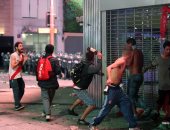  مشجعو فريق "ريفر بليت" يشتبكون مع الشرطة فى شوارع الأرجنتين