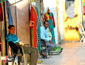 صورة اليوم.. العباية والشال.. محلات كرداسة فى انتظار الزباين