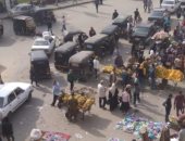 صور..شكوى من انتشار الإشغالات والباعة الجائلين بميدان محطة مترو حلوان 