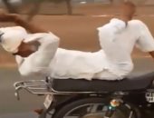 "بيسوق من غير ايده".. قدرة مذهلة لرجل كبير على قيادة دراجة نارية "فيديو"