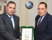 محافظ الشرقية يهدى مدير الأمن السابق درع المحافظة
