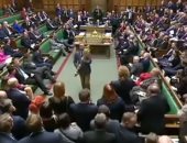 شاهد.. برلمانى بريطانى يأخذ صولجانا ذهبيا من مجلس العموم