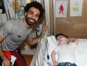 محمد صلاح يحتفل مع أطفال ليفربول بالكريسماس فى المستشفى.. صور