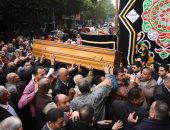 وداعا إبراهيم سعدة.. المئات يشيعون جثمان الكاتب الصحفى الكبير من مسجد عمر مكرم