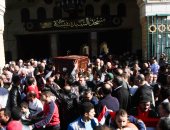 صور.. وصول جثمان حسن كامى إلى مسجد السيدة نفيسة لصلاة الجنازة