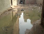 شكوى من غرق شوارع قرية الكفر الشرقى بمحافظة كفر الشيخ بمياه الصرف الصحى