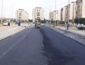 جهاز القاهرة الجديدة يرفع كفاءة الطرق الداخلية بالتجمع الثالث.. (صور)