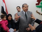 وزير القوى العاملة يسلم "هويات" المصريين مستحقى المعاشات التقاعدية بالعراق