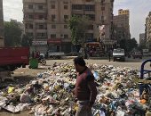 قارئ يشكو من تراكم القمامة بطول شارع النعام بعين شمس
