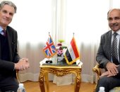 وزير الطيران يبحث مع سفير بريطانيا سبل دعم العلاقات الثنائية