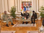 وزير الدفاع والفريق محمد فريد يلتقيان رئيس أركان الجيش الباكستانى