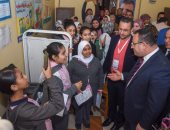 صور.. محافظ الإسكندرية يطلق مبادرة "عيون ولادنا" للكشف على طلاب المدارس