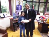 "تضامن الإسكندرية" تقدم عمرة للطفل "محمد ووالده" لفوزه فى مسابقة حفظ القرآن