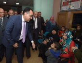 رئيس الوزراء يطمئن من الأطباء على سير العمل بمبادرة الكشف عن فيروس سى