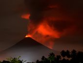 صور.. تجدد انفجار بركان جبل سوبوتان بوسط إندونيسيا