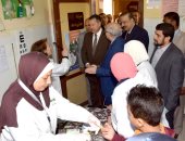 صور.. محافظ بنى سويف يطمئن على تلميذ مصاب بالأنيميا خلال جولة بالمدارس