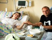  مريض سرطان يحتفل بخطوبته على سرير المستشفى بسنغافورة