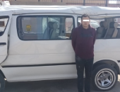 القبض على عاطل لمحاولته وآخر سرقة مواطن بالإكراه داخل ميكروباص بالشروق