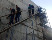 صور.. محافظ الجيزة يتسلق سقالات محطة مياة جزيرة الدهب لمتابعة التنفيذ
