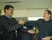 الرئيس الفنزويلى ينشر صورة تجمعه بتشافيز منذ 25 عاما
