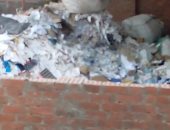 قارئ يشكو من انتشار أكوام القمامة بأحد شوارع منطقة حوض النزهة السلام.. صور