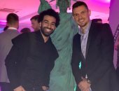 محمد صلاح يحتفل بالكريسماس مع لوفرين مدافع ليفربول