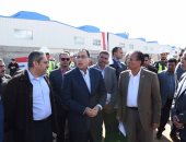 رئيس الوزراء يستمع لشرح عن منظومة الصرف الصحى بالعاشر من رمضان