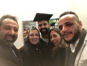 الناجح يرفع إيده.. مجدى عبد الغنى يحتفل بتخرج نجله يوسف من جامعة هات فيلد بلندن