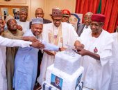 قبل أشهر من الانتخابات..رئيس نيجيريا يحتفل بعيد ميلاده الـ76