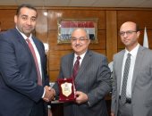 رئيس جامعة أسيوط يناقش سبل التعاون مع جامعة الملك سعود بمجال علاج الأورام
