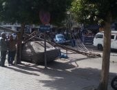 قارئ يرصد سقوط عامود كهربائى على سيارة بشارع دمشق فى مصر الجديد