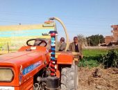 ضبط جرار يلقى مخلفات صرف صحى بمصرف المحيط بأبو قرقاص فى المنيا.. صور