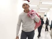 يحقق الأمنيات ويوزع هدايا..أوباما بزى "بابا نويل" فى مستشفى خيرى..صور وفيديو