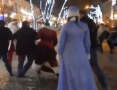 بتاع مشاكل.. سانتا كلوز 2019 بيضرب ويتخانق ونسى الهدايا.. فيديو وصور