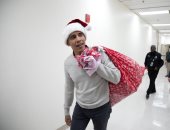 فى زى "بابا نويل".. باراك أوباما يحمل الهدايا والسعادة لأطفال مستشفى خيرى